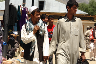 4-090801-afghan-markt-hondchen-halten