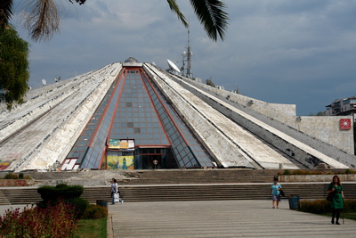 1-090925-tirana-pyramide