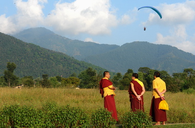 111009-monks-mit-paraglider